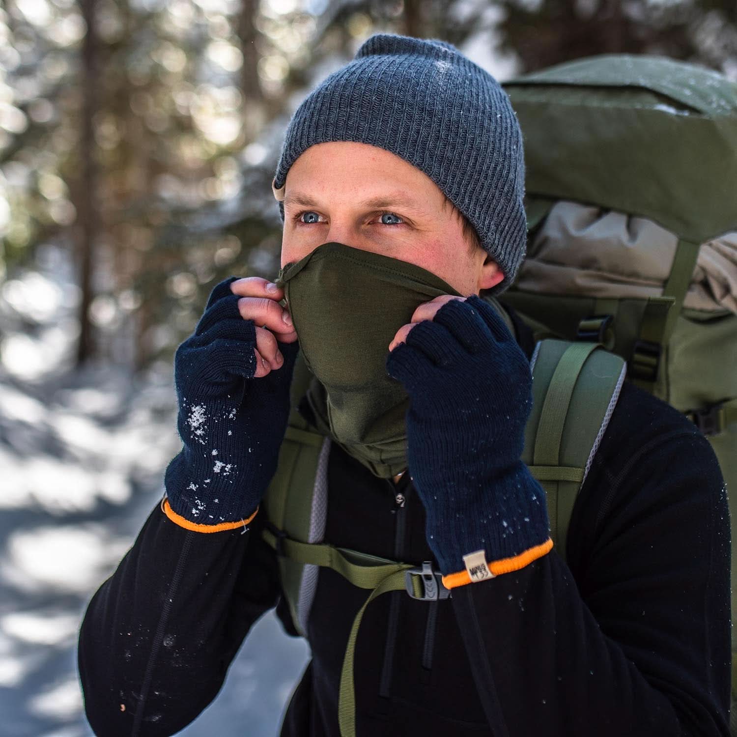 Micro_wool_neck_gaiter_multiclava_black_lifestyle_2.jpg